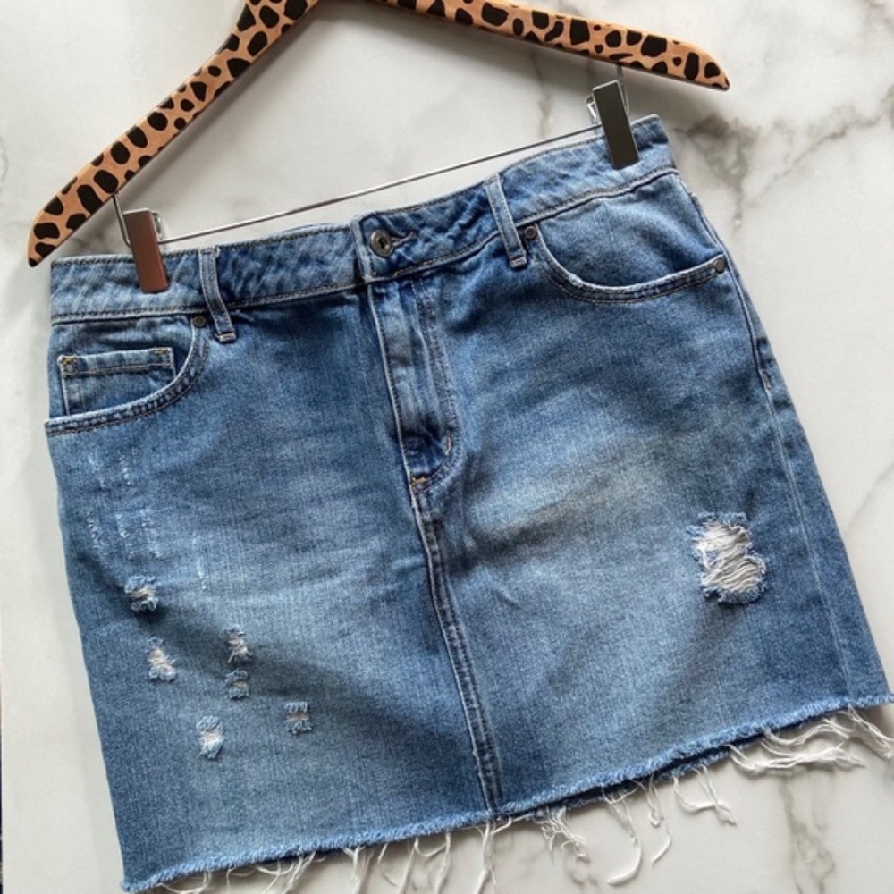 Melrose & Market Medium Washed Distressed Raw Hem Denim Mini Skirt Size 29